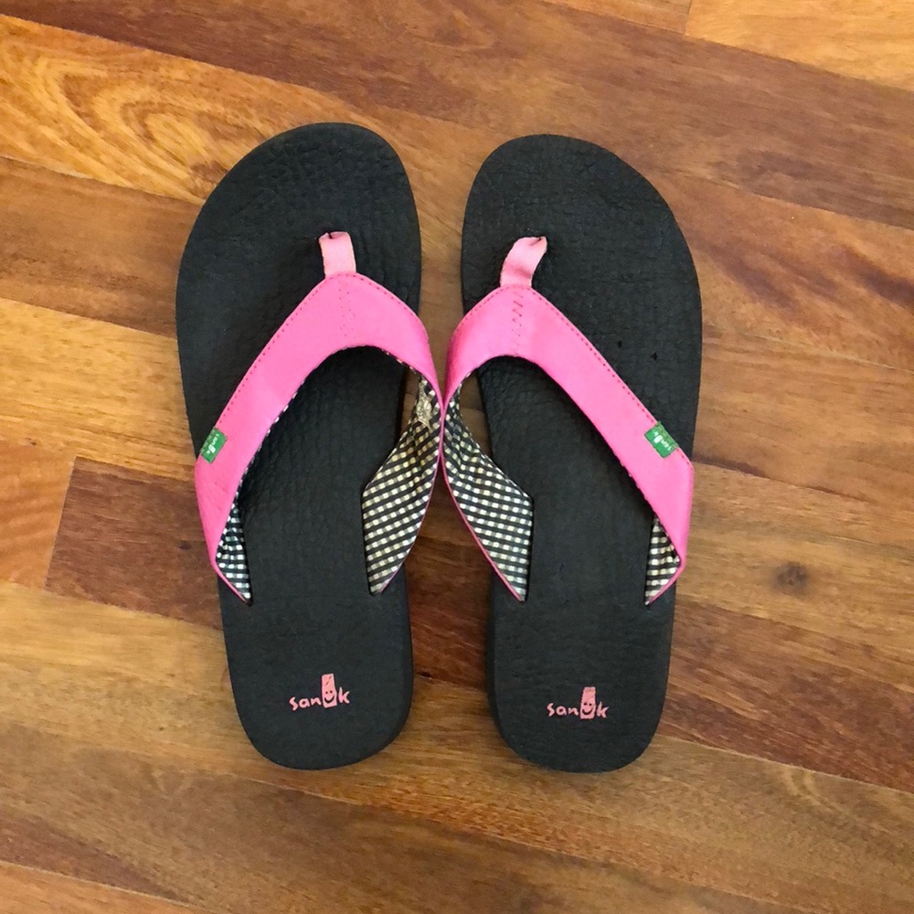 Pink Sanuk flip flops!